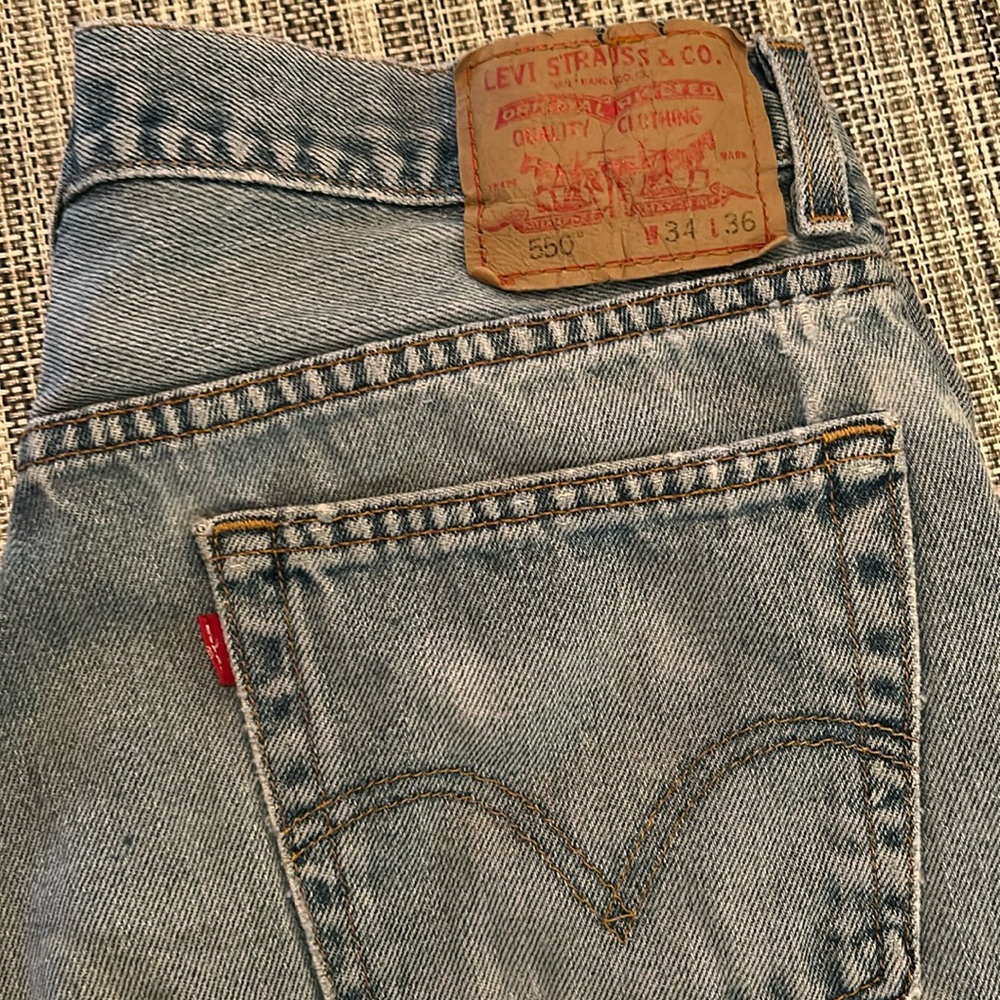 Levi’s 550. Worn in good condition.